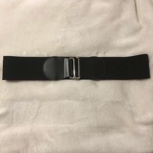 Express wide stretch belt with silver loop closure